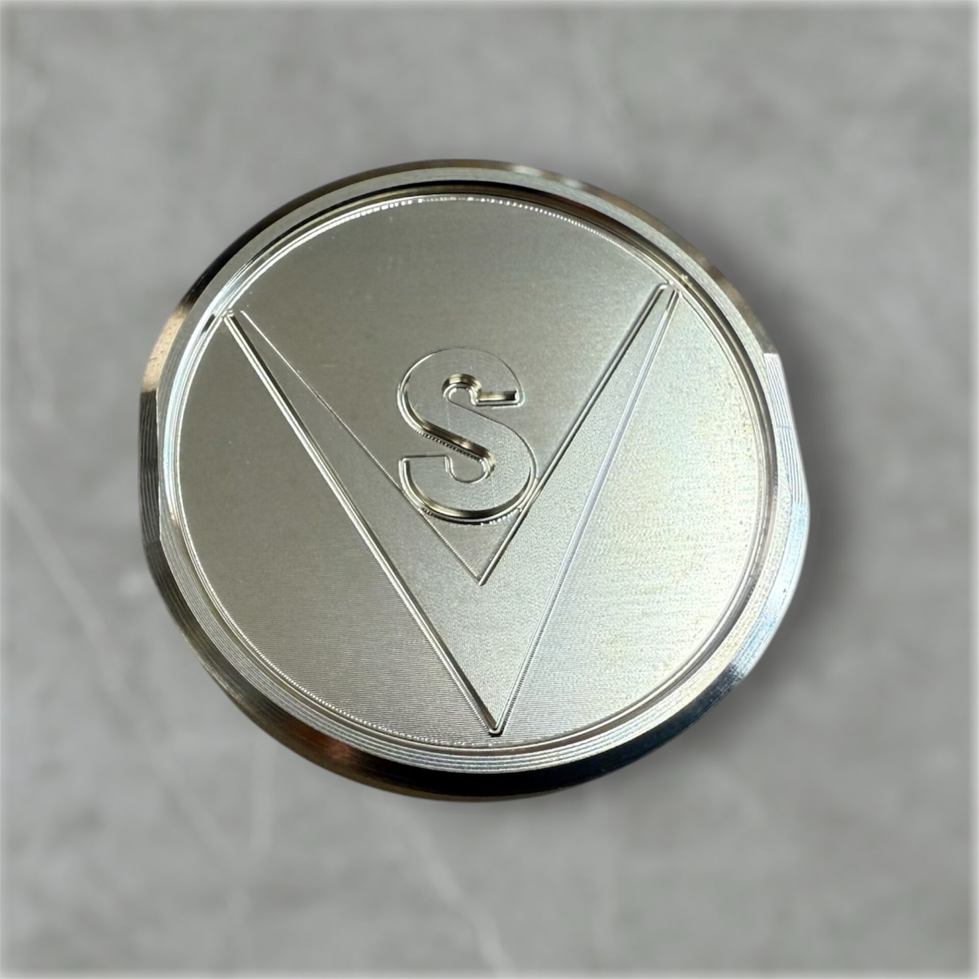 金属ロゴの印象を高めるデザイン設計